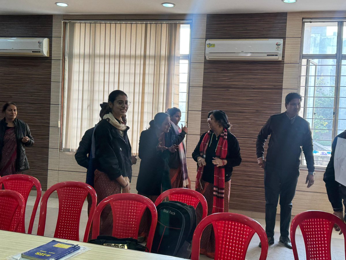 IisSitapura's tweet image. The school organised a Faculty Development Programme (FDP) on Experiential Learning, led by resource person Vandana Datwani. The engaging "Guess the Word, Make the Word" activity sparked teamwork and creativity among teachers, divided into two teams. #facultydevelopementprogram