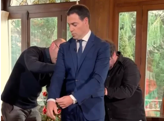 [AHORA EN ABIERTO]

El catálogo de cargos públicos crece de 7 a 19 asesores en Lehendakaritza con Pradales

naiz.eus/es/info/notici…

Informa <a href="/gara_iiriondo/">Iñaki Iriondo Telleria ↗️↙️ 🇵🇸</a>