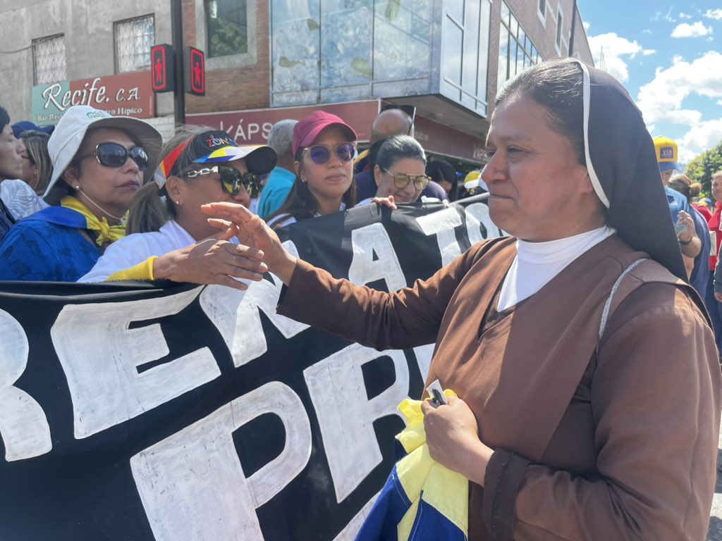 LIBERTAD PARA LOS PRESOS POLÍTICOS | Los familiares exigimos la libertad inmediatamente de todos los presos políticos en #Venezuela. 

No renunciaremos a tener a nuestros familiares libres y en casa. Lucharemos siempre por ellos hasta reencontrarnos y abrazarlos en libertad.