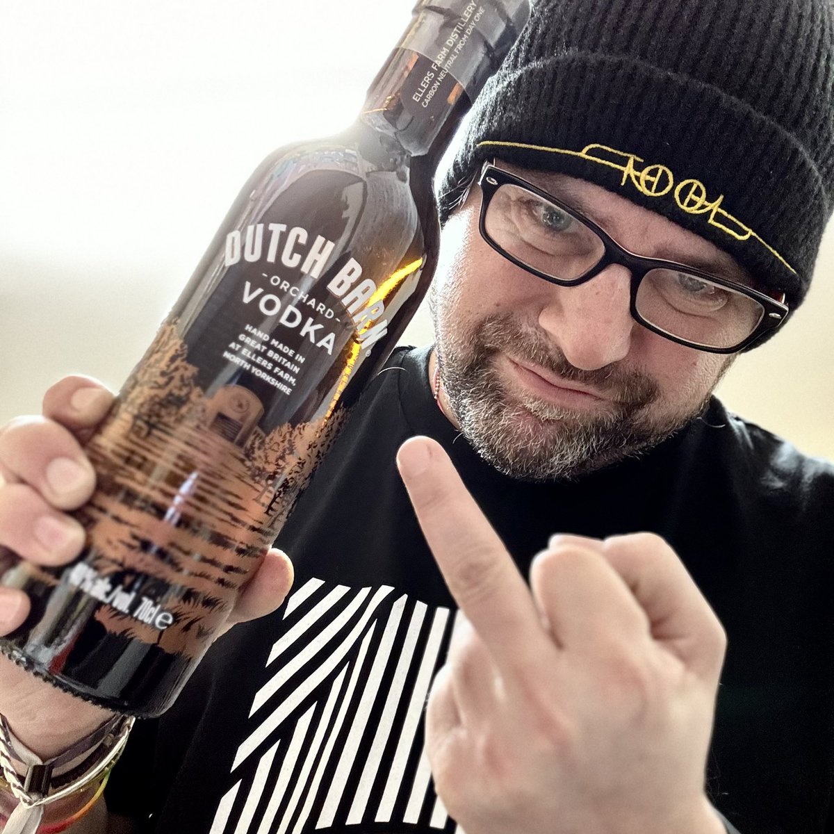 VToda's tweet image. Is it too early for a Bloody Mary @rickygervais? 🤷🏽 

Not seeing The Jesus Lizard ‘til tomoz see…

🤡

@DutchBarnVodka