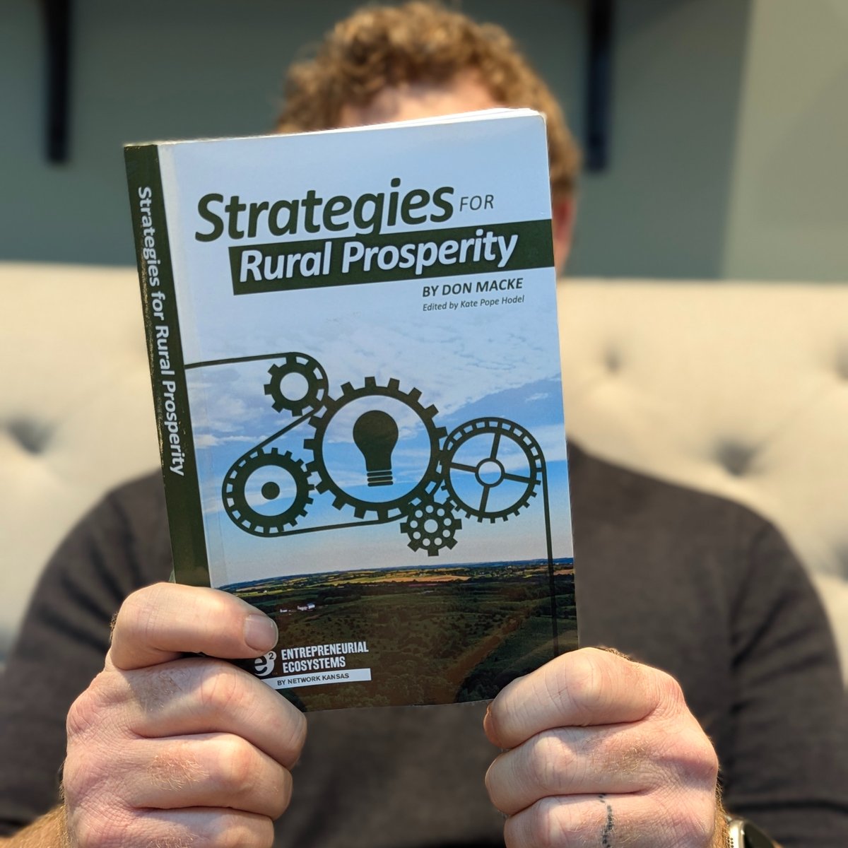 Add these #SelectBook titles focused on economic development to your 2025 reading list!

The Local Economy Solution
selectbooks.org/collection/the…

How to Make Your Community's Economy Sizzle
selectbooks.org/collection/how…

Strategies for Rural Prosperity
selectbooks.org/collection/rur…