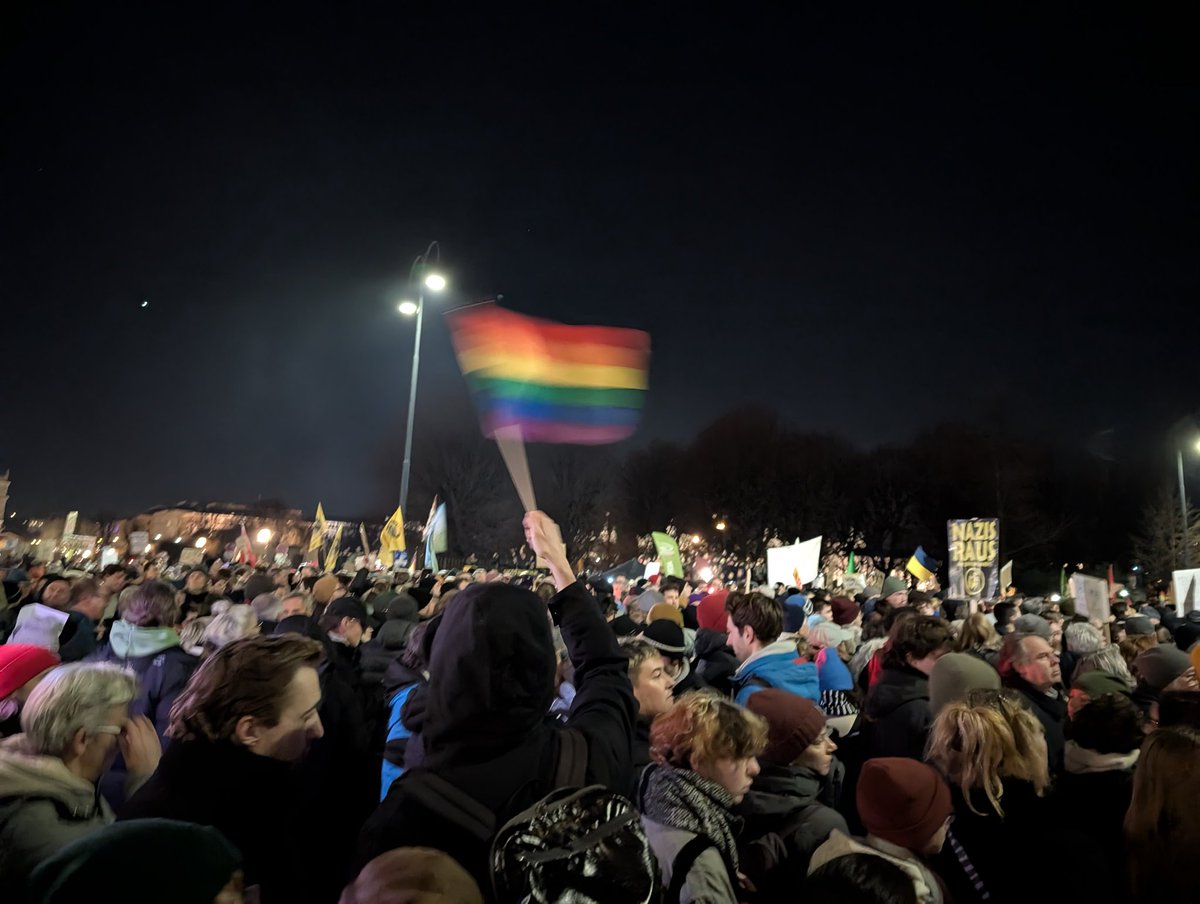 msulzbacher's tweet image. Es sind wirklich viele Leute bei der Demo gegen eine FPÖ-Regierung #wien ,#0901 Parolen wie "Ganz Wien hasst die FPÖ" werden skandiert