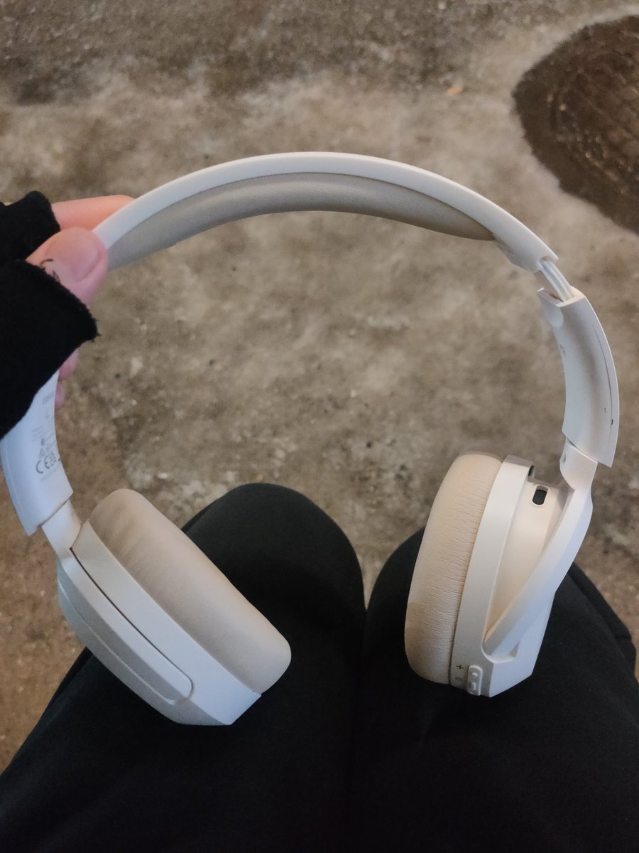 CyanLex's tweet image. I have black hair and black eyes
I wear a black jacket, black pants, black gloves, a black neck cover
My glasses are black, even my shoes are dark.
These headphones and a smile are my best try at being less intimidating