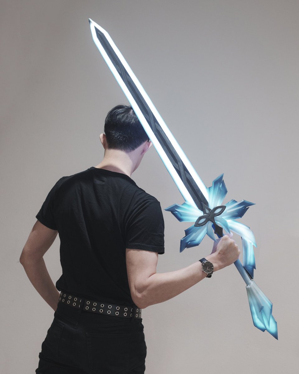 FutariCosplay's tweet photo. Capitano Sword Finished! #capitano #GenshinImpact https://t.co/Xmga0Puk15