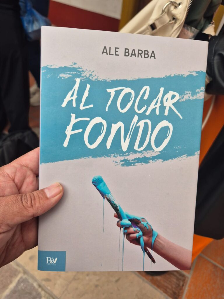 CiudadOlinka's tweet photo. ✍🏽 Te recomendamos el libro "Al Tocar Fondo", la novela debut de la tepatitlense Ale Barba.
En esta publicación ella explora temas profundos con una voz fresca.
👉🏽 Conoce más en #Palabras, vía @kioscoinfo: https://t.co/9kK9vyQ0Nw
#RedMacollo https://t.co/OX5LQafuNL