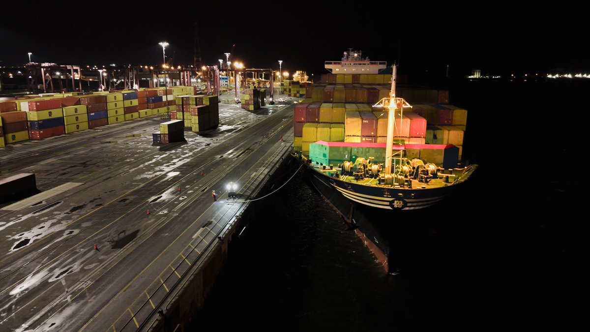 PortMTL's tweet photo. Malgré une année composée de défis, le volume de marchandises manutentionnées au #PortMTL est demeuré stable à 35,26 millions de tonnes. Bilan préliminaire 2024 → https://t.co/xJTyXnpWyp https://t.co/EHt7PtRNHd