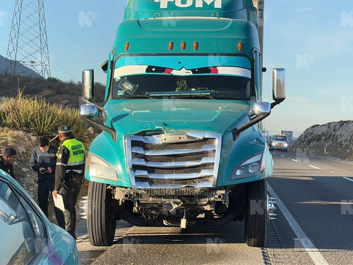 nSaltillo's tweet photo. Aumenta a tres el número de víctimas mortales del accidente que ocurrió el pasado 3 de enero en la carretera #Saltillo - #Monterrey, en el cual el conductor de una camioneta Hyundai se atravesó al paso de un tráiler al salir de la autopista. 

Aquel día perdieron la vida dos mujeres, madre y esposa del conductor responsable, y el día de hoy se notificó la muerte de un hombre en la clínica 2 del IMSS, quien era el padre de quien ocasionó el percance.