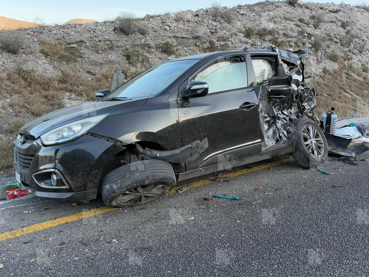 nSaltillo's tweet photo. Aumenta a tres el número de víctimas mortales del accidente que ocurrió el pasado 3 de enero en la carretera #Saltillo - #Monterrey, en el cual el conductor de una camioneta Hyundai se atravesó al paso de un tráiler al salir de la autopista. 

Aquel día perdieron la vida dos mujeres, madre y esposa del conductor responsable, y el día de hoy se notificó la muerte de un hombre en la clínica 2 del IMSS, quien era el padre de quien ocasionó el percance.