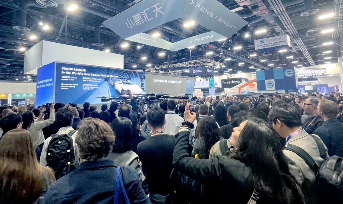 XPENG_AEROHT's tweet image. A closer look at the groundbreaking “Land Aircraft Carrier” unveiled at #CES2025! The future of mobility is here—seamlessly combining driving and flying.

#XPENGAEROHT #FlyingCar #Tech #CES