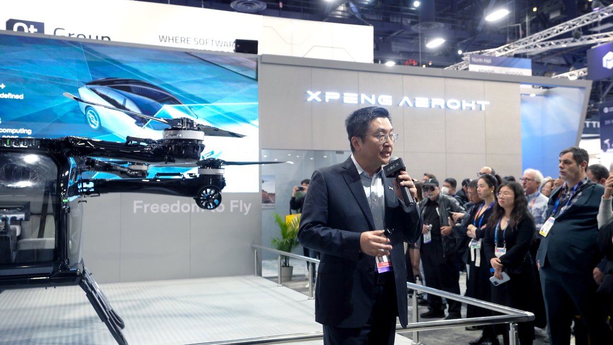 XPENG_AEROHT's tweet image. A closer look at the groundbreaking “Land Aircraft Carrier” unveiled at #CES2025! The future of mobility is here—seamlessly combining driving and flying.

#XPENGAEROHT #FlyingCar #Tech #CES