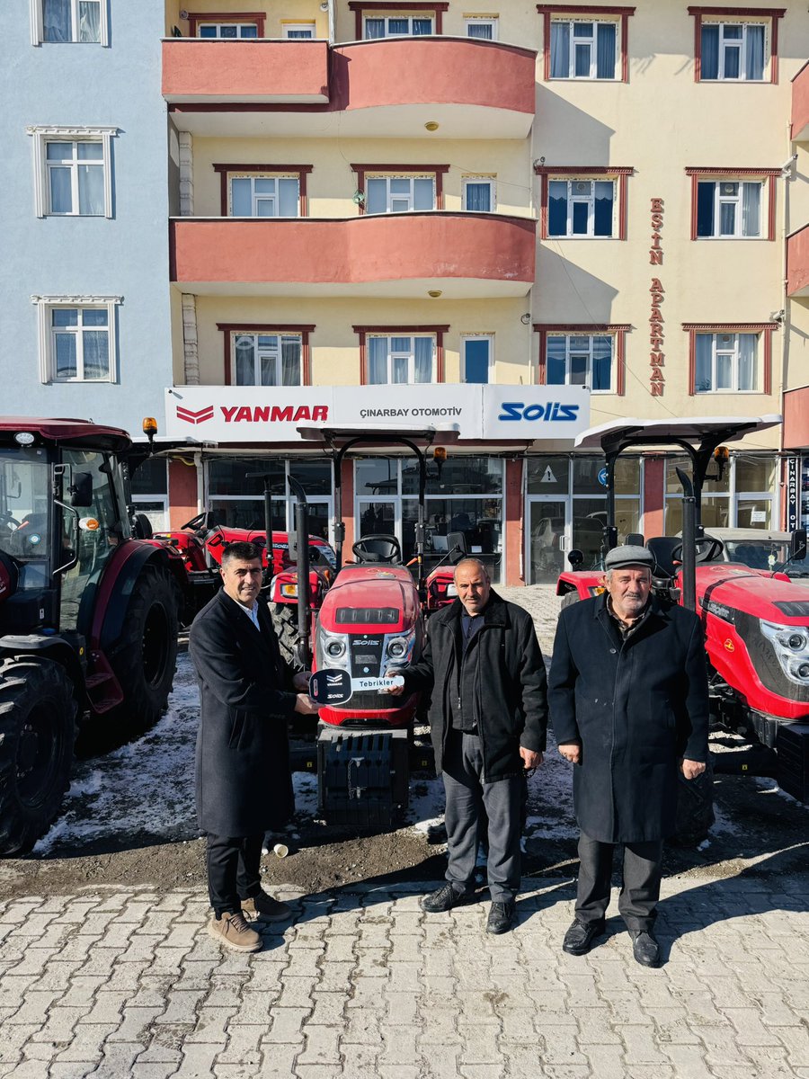 2025 yılının ilk teslimatını gerçekleştirdik. 
Yanmar Solis 50 RX Şatıll traktörümüz Çaldıran Ayrancılar Mahallemizden Şakir Tamçınar’a hayırlı olsun. <a href="/mahmutatas1/">Mahmut ATAŞ</a> <a href="/ademcinarbay/">Adem ÇINARBAY 🇹🇷</a> <a href="/EmreCinarbay/">Emre ÇINARBAY</a>