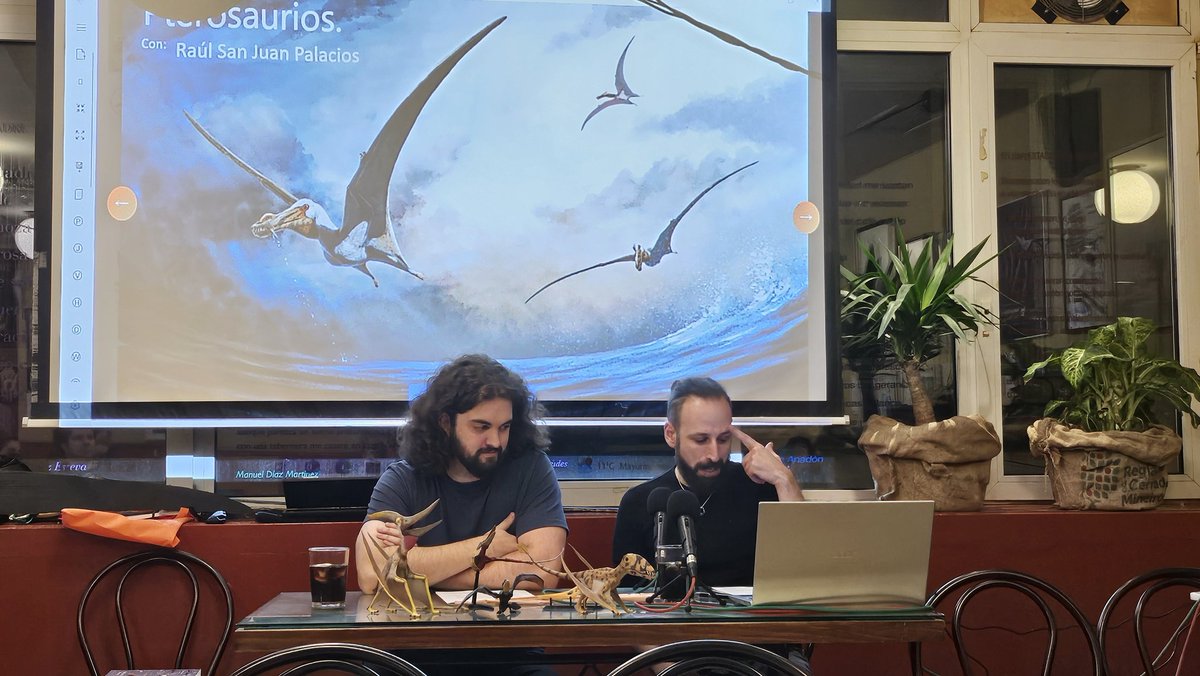 Viendo <a href="/paleotertulias/">Tertulias en Pangea</a> en directo en Cafe Bretón de Logroño 
Hoy, hablando de Pterosuarios con  Raúl San Juan