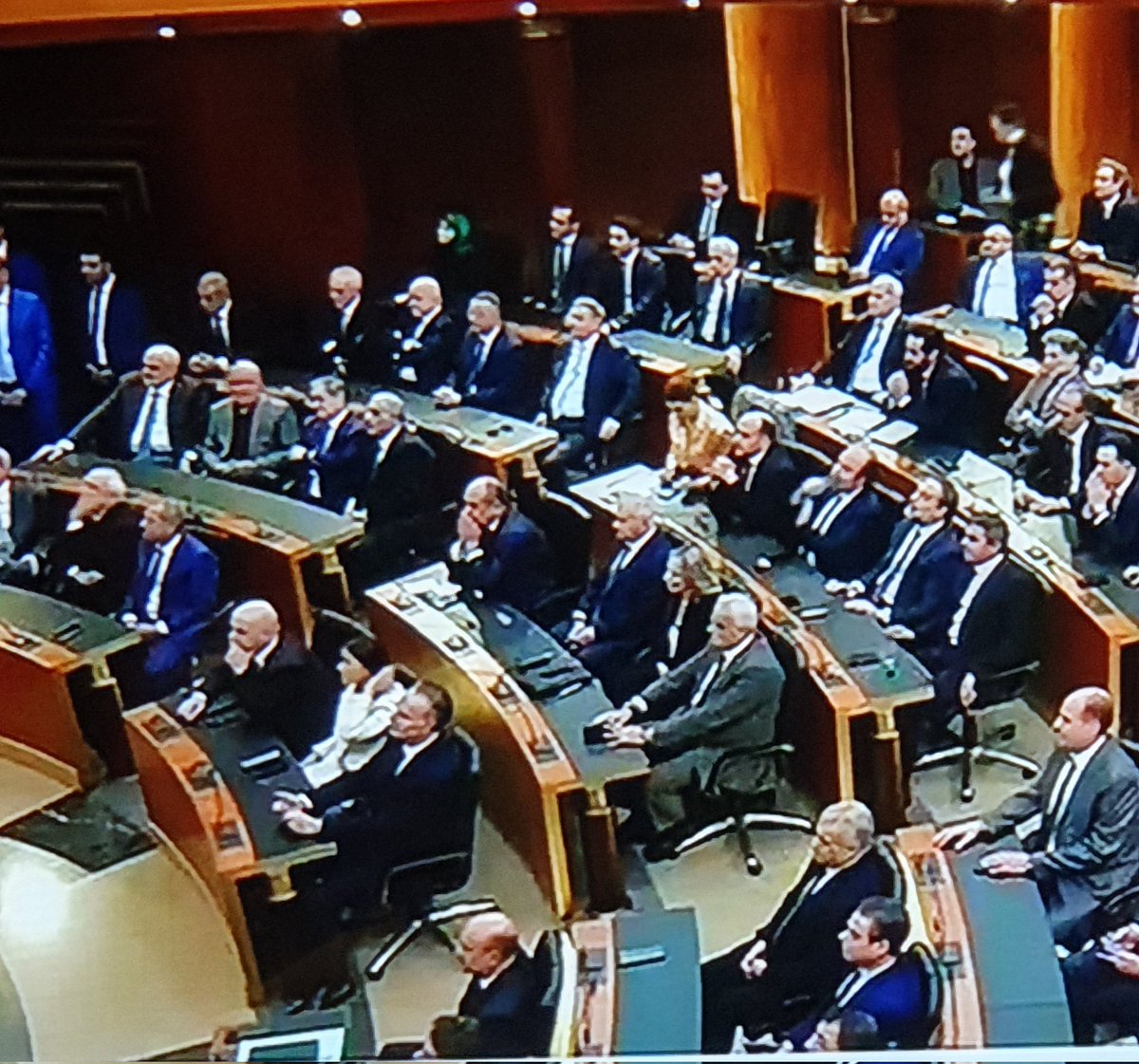 "برسم أكثرية السّيد نفسه"...
كيف الكن عين تقولوا نحنا نواب وتظهروا على وسائل الإعلام وتتبجّحوا بالسيادة...؟
أيتها الزمرة،هل انتم بلا احساس ولا ضمير...؟
عفواً،نسيت انكن من بلد العشائر والقبائل اللي بدون وعي ونفّذتم أمر السفراء...
اللي انتخبوكم أرقام...
#عاش الغباء