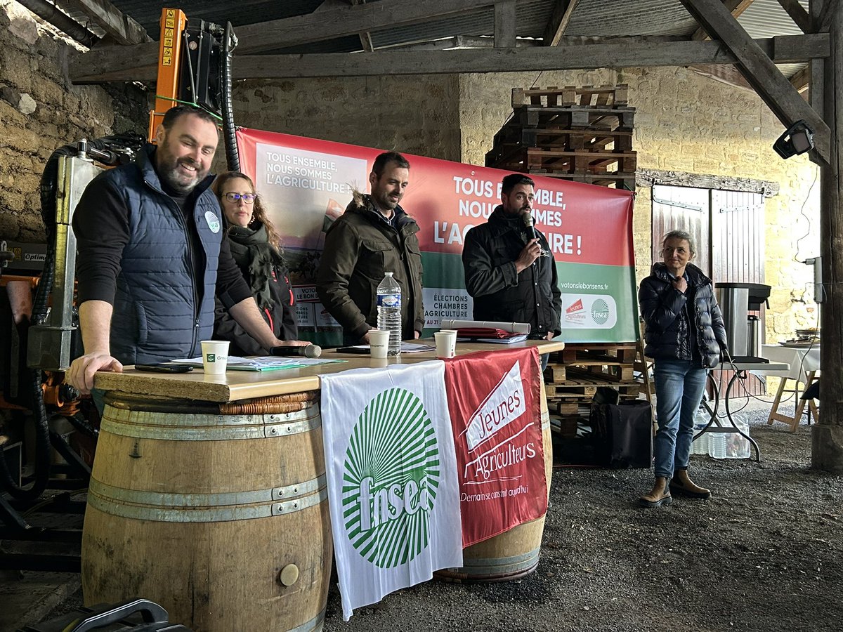 Aujourd'hui j'avais le plaisir d'accueillir <a href="/JeromeDespey/">Jérôme Despey</a> et  Simon Martin pour échanger  avec les viticulteurs Angevins🙏
➡️ Conjoncture economique
➡️Simplification administrative
➡️élection chambre d'agriculture
➡️ et convivialité 😉🍷🥩🍟
#VotonsLeBonSens  <a href="/FNSEA/">La FNSEA</a> <a href="/JeunesAgri/">Jeunes Agriculteurs</a>