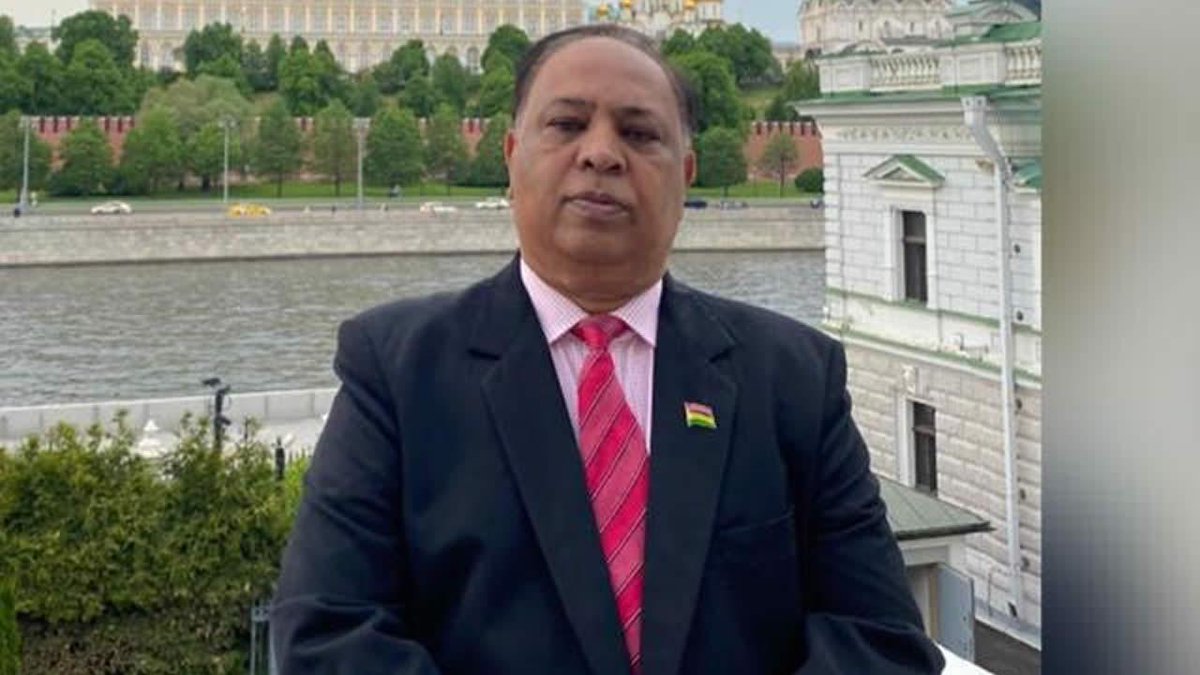 DefiEconomie's tweet photo. Axe Russie-Maurice - Chandan Jankee : «Nous devons être prudents dans notre politique diplomatique»  https://t.co/XZag6iDIgg https://t.co/r0iBQfgzXJ
