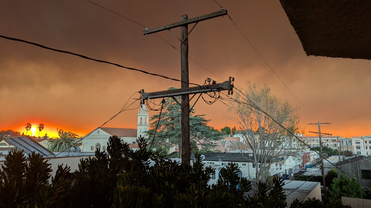 LFM5002's tweet image. My last few days recap: losing power at home &amp;amp; not sleeping thru 80mph winds, evacuating from a wild fire, frantically changing flights but now I'm one leg away from the #CFBPlayoff &amp;amp; #OrangeBowl  Time to get #LTFI for a Penn State W in Miami. #WeAre Stay safe back home LA  🙏👩‍🚒