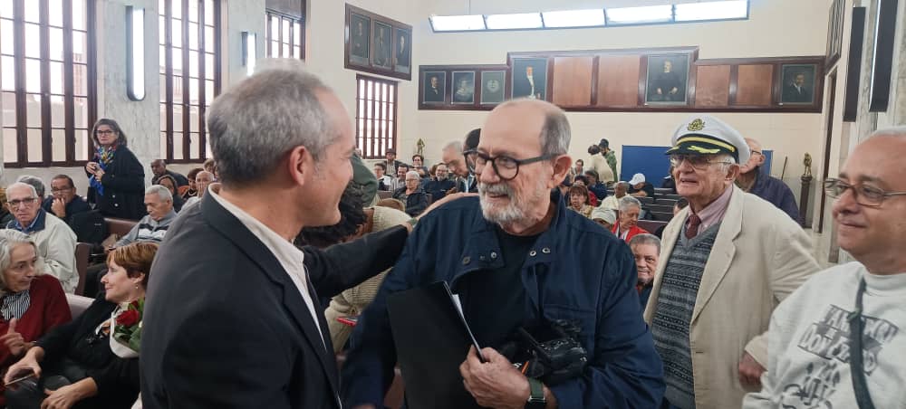 ArmandoRguezB's tweet image. Le dije a Silvio que para nuestra generación es un honor conocerlo. Que los científicos cubanos le agradecemos su obra y su entrega a #Cuba.
Que la #CienciaCubana es parte indisoluble de nuestra cultura. Gracias poeta! #JuntosSomosCiencia