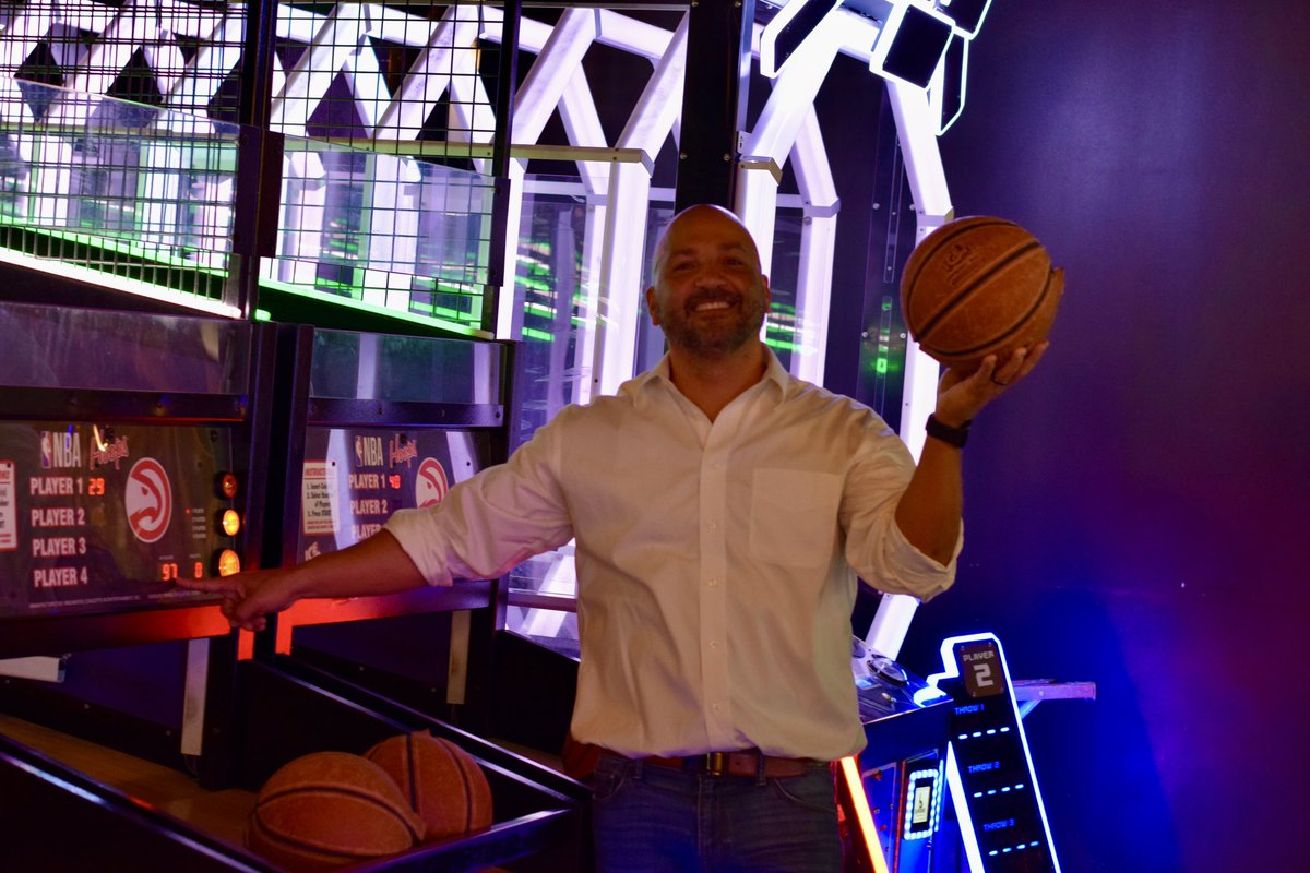 PeerForward's tweet image. Work hard, play hard! 💪 

Last night, our staff got together to hang out and play some games! It’s always important to take time to unwind as a team when you get the chance, ESPECIALLY after a long work week. 

#peerforward #allstaff #teambonding