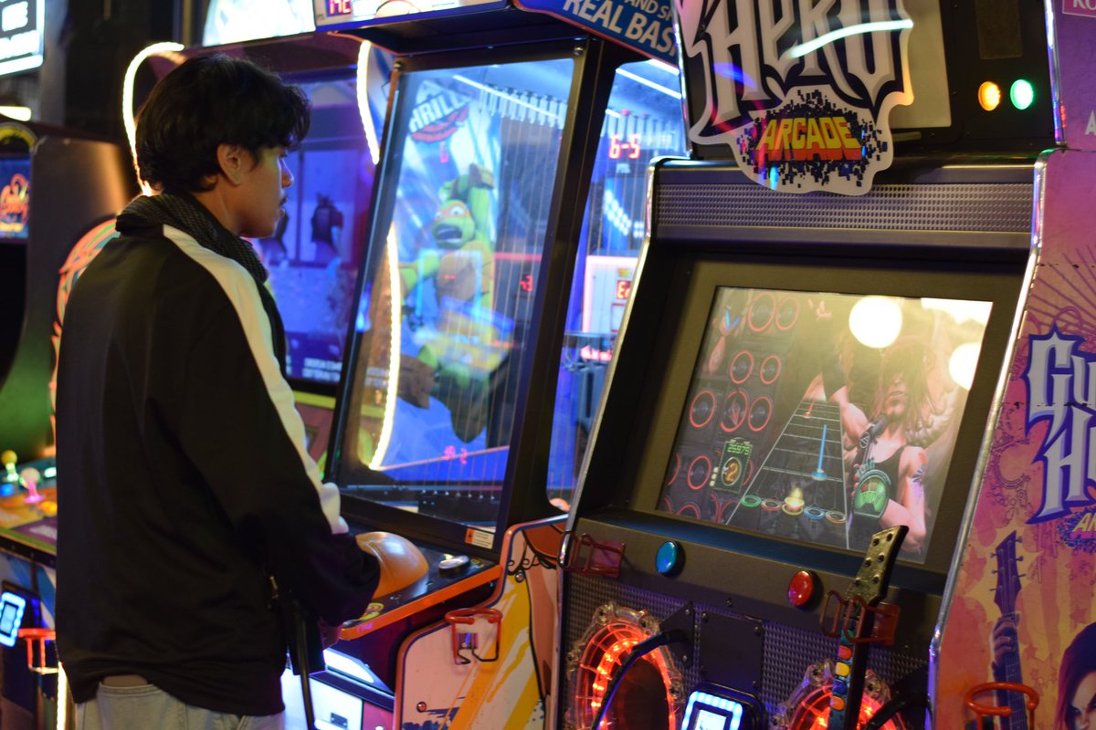 PeerForward's tweet image. Work hard, play hard! 💪 

Last night, our staff got together to hang out and play some games! It’s always important to take time to unwind as a team when you get the chance, ESPECIALLY after a long work week. 

#peerforward #allstaff #teambonding