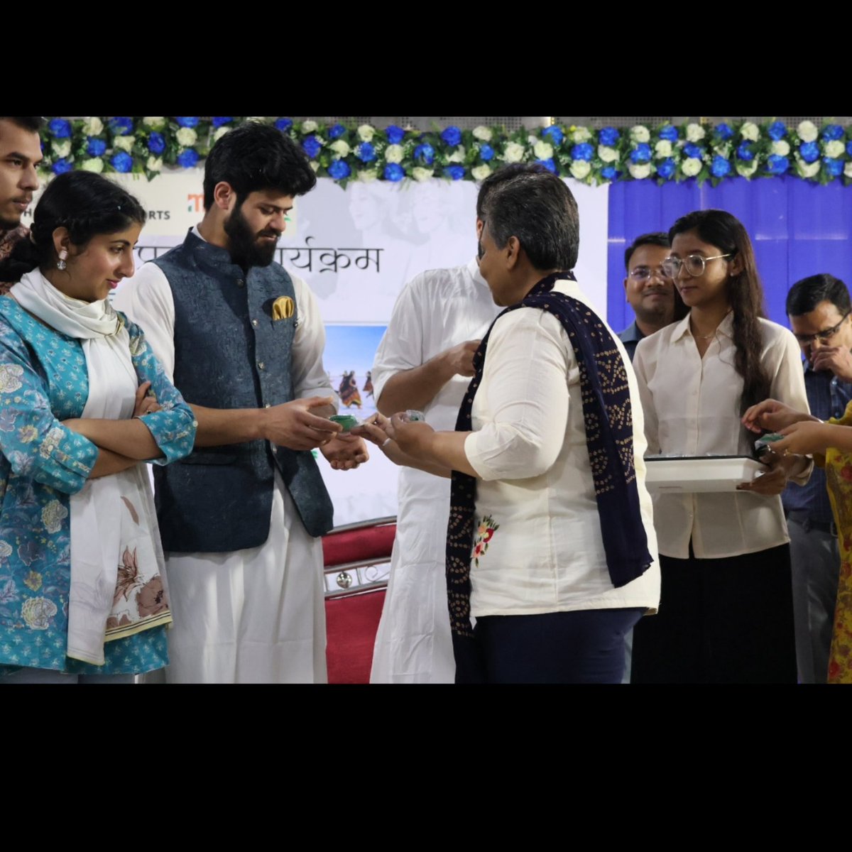 MYBHARATSURAT's tweet photo. A heartfelt gesture of appreciation! 💝 Dimple Ma’am, founder of Kalayan creatives, surprises KYEP participants with beautiful Kundan work gifts, celebrating their journey with love and craftsmanship."
#kundanwork #KYEP2025 #mybharat https://t.co/JKA5wYDXEu