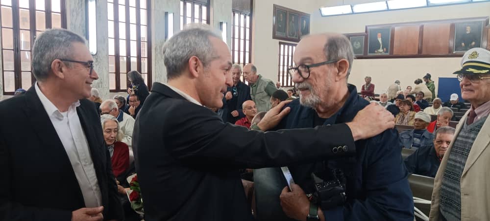 ArmandoRguezB's tweet image. Le dije a Silvio que para nuestra generación es un honor conocerlo. Que los científicos cubanos le agradecemos su obra y su entrega a #Cuba.
Que la #CienciaCubana es parte indisoluble de nuestra cultura. Gracias poeta! #JuntosSomosCiencia