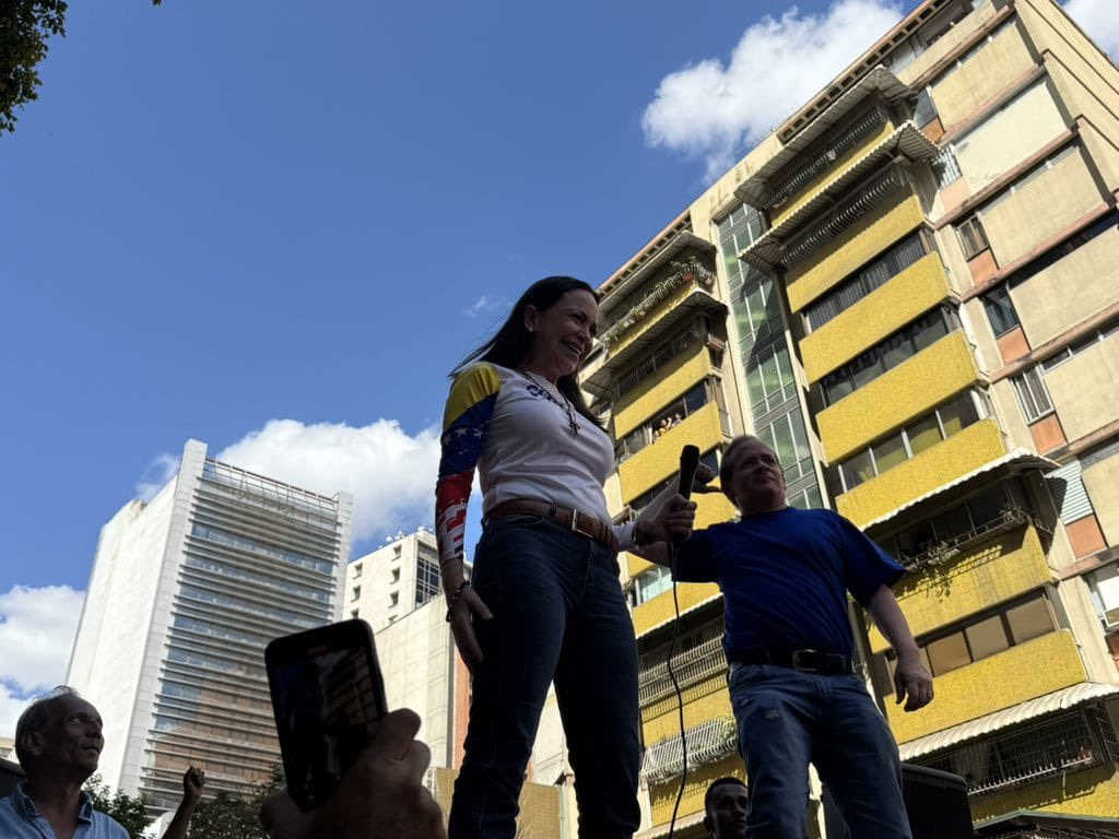 ¡María Corina en la calle con la gente! 

#GloriaBravoPueblo que vence el miedo y defiende la verdad: ¡GANAMOS! 

<a href="/MariaCorinaYA/">María Corina Machado</a> 
#9Ene.