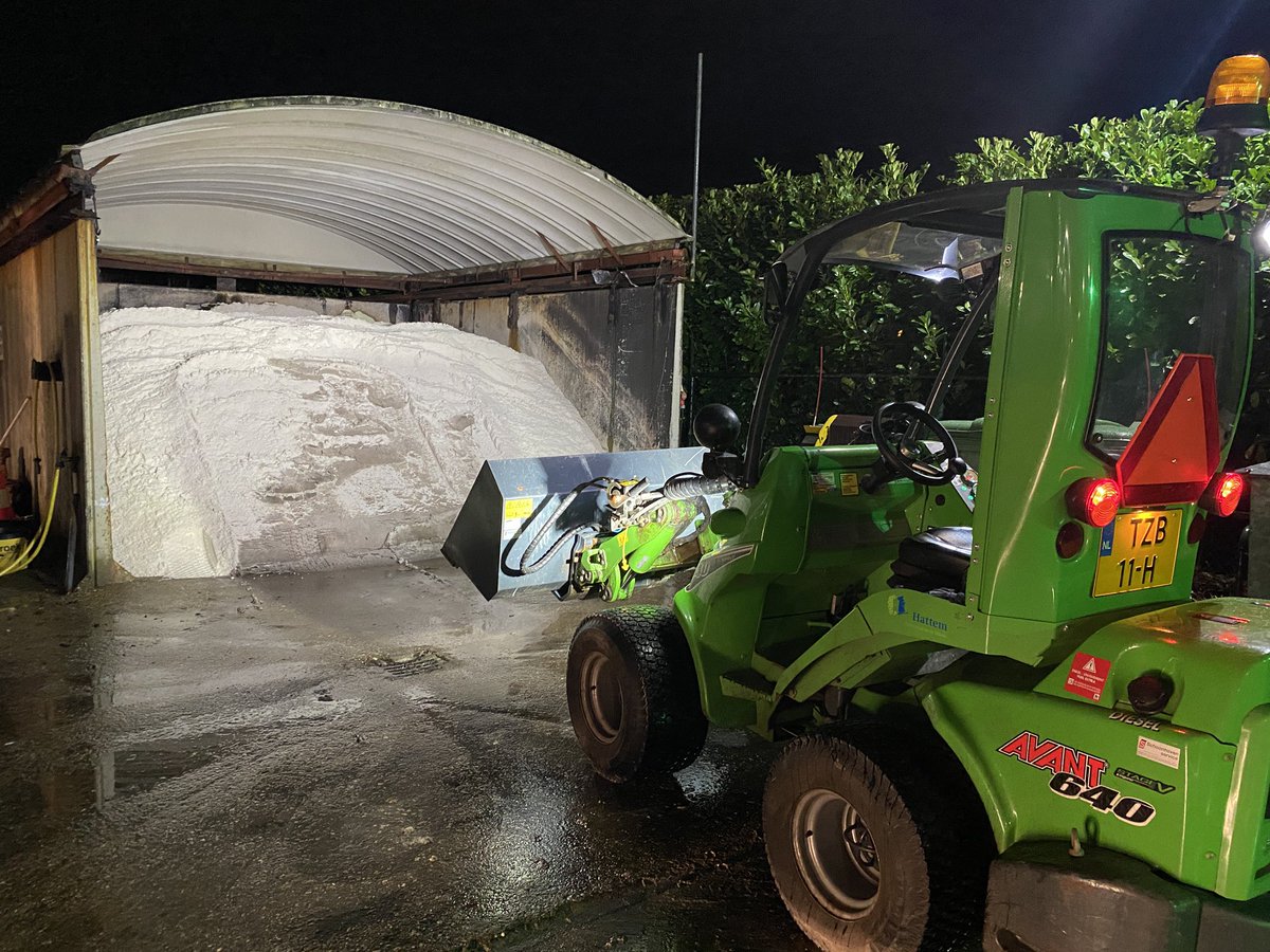 Wij zijn op dit moment aan het #strooien. Houd rekening met gladde wegen en rij voorzichtig. Wil je weten waar wij strooien? Je vindt onze strooiroutes op hattem.nl/gladheid #strooien #gladheid #Hattem