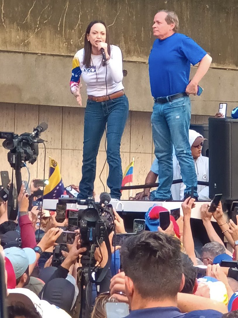 leonline2000's tweet photo. Para quienes decían que @MariaCorinaYA había salido del país, que era irresponsable, que no saldría, que se quedaría cómoda en una embajada o que no iba a liderar la protesta.

⬇️⬇️⬇️

🥚🔁 👃🏼

🇻🇪💪🏽 https://t.co/W5qfzOa1Td