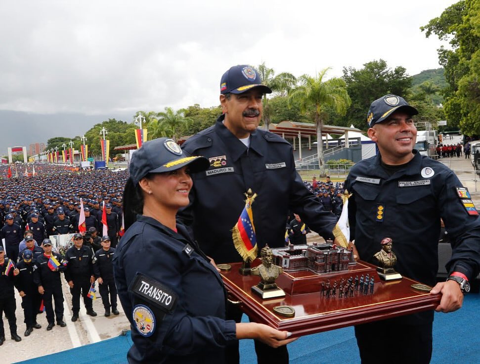 Noticias Venezolanas (@newsve) on Twitter photo El funcionario que sale en la foto viral grabando un vídeo a <a href="/MariaCorinaYA/">María Corina Machado</a> cuando fue retenida es el Jefe de Operaciones de la división motorizada del DAET, Gustavo García, lo cual confirma la vinculación del alto gobierno con la operación de secuestro de la líder opositora El funcionario que sale en la foto viral grabando un vídeo a <a href="/MariaCorinaYA/">María Corina Machado</a> cuando fue retenida es el Jefe de Operaciones de la división motorizada del DAET, Gustavo García, lo cual confirma la vinculación del alto gobierno con la operación de secuestro de la líder opositora