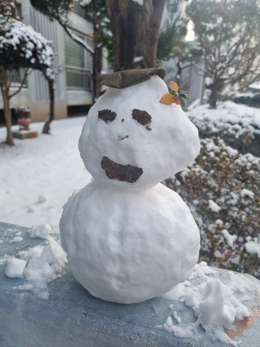 출근길 발견한 눈사람.
퇴근해서도 보고 싶다ㅋ