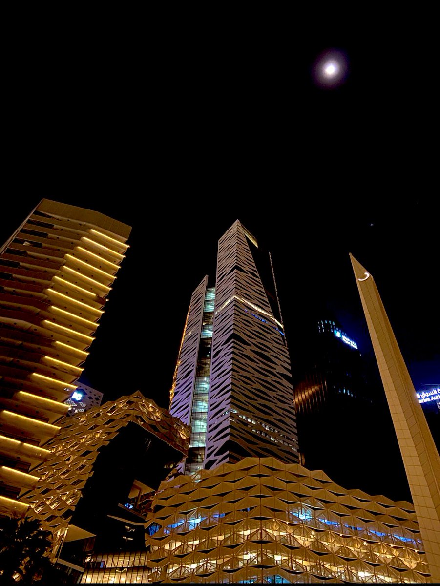 احلى خبر - كتبت (أحبك) فوق جدار القمر (أحبك جداً) كما لا أحبك يوماً بشر ألم تقرأيها؟ بخط يدي فوق سور القمر وفوق كراسي الحديقة.. فوق جذوع الشجر وفوق السنابل فوق الجداول فوق الثمر 
نزار قباني