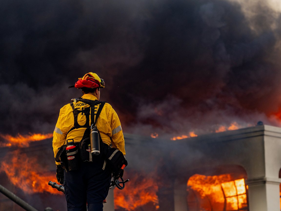 Climate Centre (@rcclimate) on Twitter photo Hundreds of <a href="/RedCross/">American Red Cross</a> workers help California residents fleeing massive & fast-moving wildfires, the National Society says; it's focused on ensuring everyone has a safe place to stay; <a href="/liz_stephens/">Prof. Liz Stephens</a> on what <a href="/IPCC_CH/">IPCC</a> 6AR concluded about NAmerican wildfires - bit.ly/4adboBo Hundreds of <a href="/RedCross/">American Red Cross</a> workers help California residents fleeing massive & fast-moving wildfires, the National Society says; it's focused on ensuring everyone has a safe place to stay; <a href="/liz_stephens/">Prof. Liz Stephens</a> on what <a href="/IPCC_CH/">IPCC</a> 6AR concluded about NAmerican wildfires - bit.ly/4adboBo