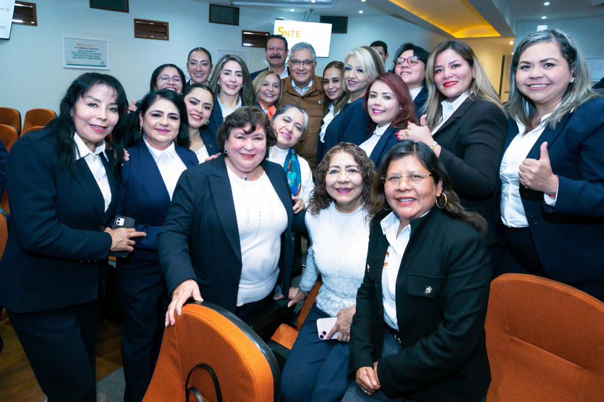 Seccion36Ofic's tweet photo. Los agremiados en el #ValledeToluca son una gran fortaleza para el #Sindicato y cuentan con todo nuestro respaldo, afirmó el Mtro. Alfonso Cepeda Salas, Srio. Gral. del #SNTE, a la directiva recién electa de @17_snte, encabezada por el Prof. José Alfredo Geraldo Benoit. https://t.co/eWZ8gwCjU3