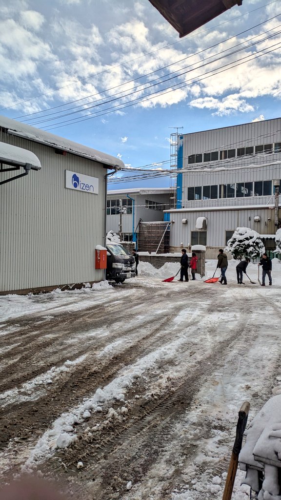 BizenLtd's tweet photo. おはようございます❄
やー、降りましたね。
昨日午後から本格的に降り積もり、昨夜から40センチくらいになりました。
朝からスタッフ総出で雪かきして、サンダルでも歩けるようになりました😂
本日予定していた新潟訪問は来週以降にリスケ
日本海側の皆さんお疲れさまです🙋 https://t.co/tj4SebRCpN