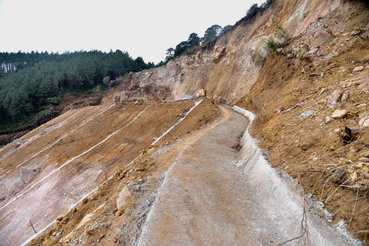 SICTmx's tweet photo. 🔴#ComunicadoSICT

Al finalizar este mes, con @CAPUFE, concluiremos la primera etapa de rehabilitación del tramo 230+400 de la autopista Acatzingo-Ciudad Mendoza, cuerpo B, que permitirá la operación de un paso provisional.
https://t.co/qct7QmrlR6 https://t.co/DdYED3yY3O