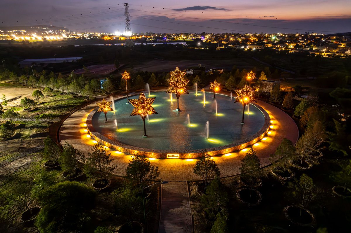 CEMEXMx's tweet photo. ⛲ ¡Participamos en la construcción de la Fuente de los Artesanos!

Con más de 13 borbotones de agua y 8 esculturas de lámina en forma de estrellas de acero, la fuente representa la esencia artesanal de la ciudad, y beneficiará a los habitantes de San Miguel de Allende.

Con nuestro concreto #Pisocret, ofrecimos una solución de alto desempeño, hecha a la medida para garantizar durabilidad, alta resistencia y un bajo costo de mantenimiento.

También, proporcionamos asesoría técnica, diseño de mezcla y logística en cada paso del proceso constructivo. 🏗️

#Cemex