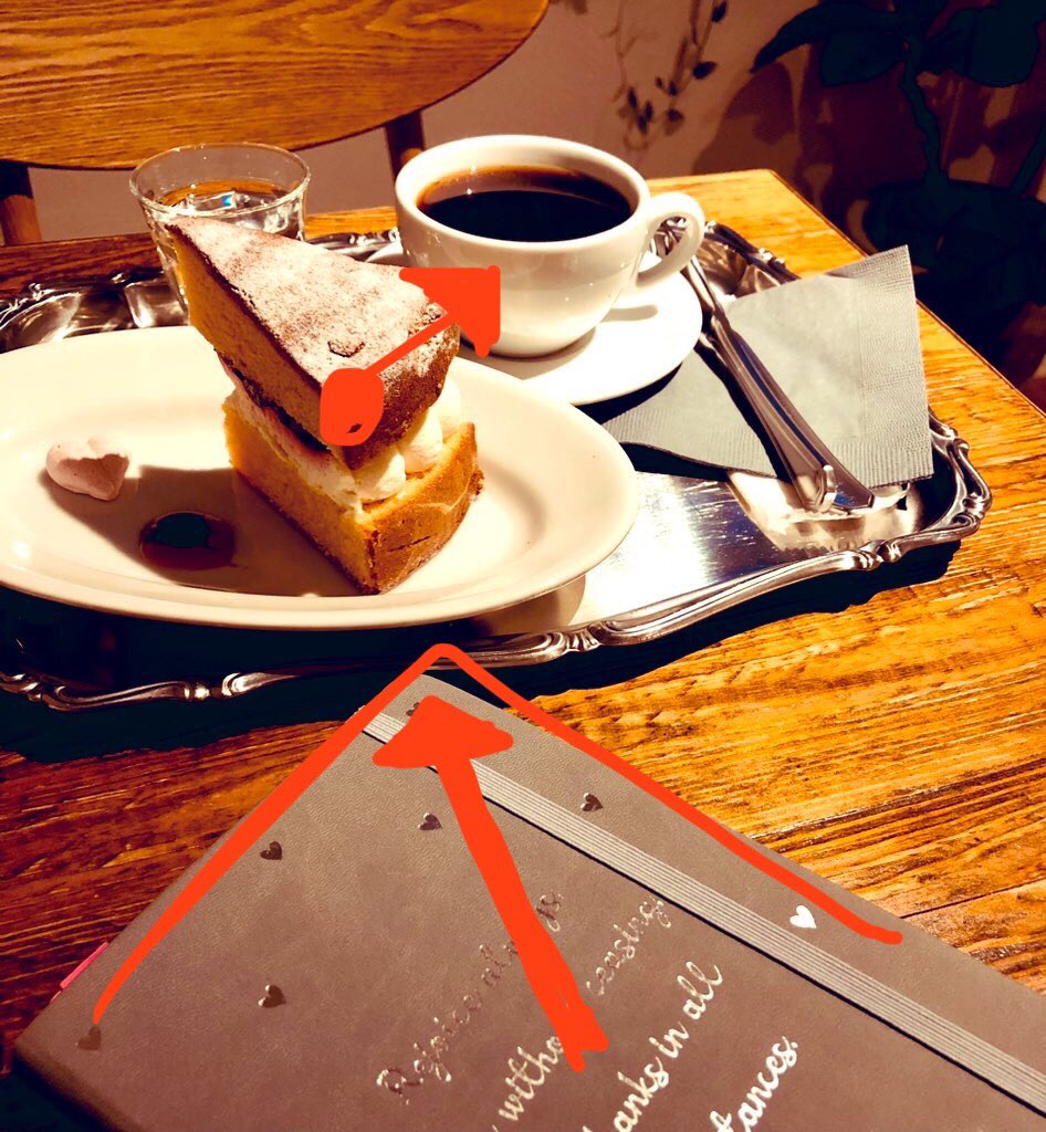 「構図解説をすると、ノートの角がケーキに向かっているのでノートの角→ケーキ→珈琲に」|𝕆𝕥𝕠𝕞𝕠のイラスト
