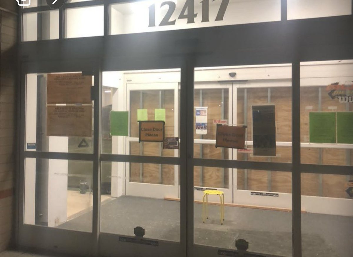 toddwojtkowski's tweet image. I remember visiting @bsmithtennis at this empty Home Depot they turned into a few tennis courts and seeing Nishesh grinding! It’s amazing to see this guy and where they’ve come from, such a lesson in really knowing what matters in developing! Kudos to Brian, his team, and Shesh