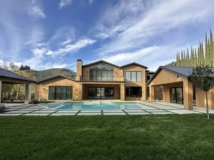 nickivirals's tweet image. Pray for Nicki Minaj and her family! The fire is getting closer and closer to the Hidden Hills where her house is they just reported that!