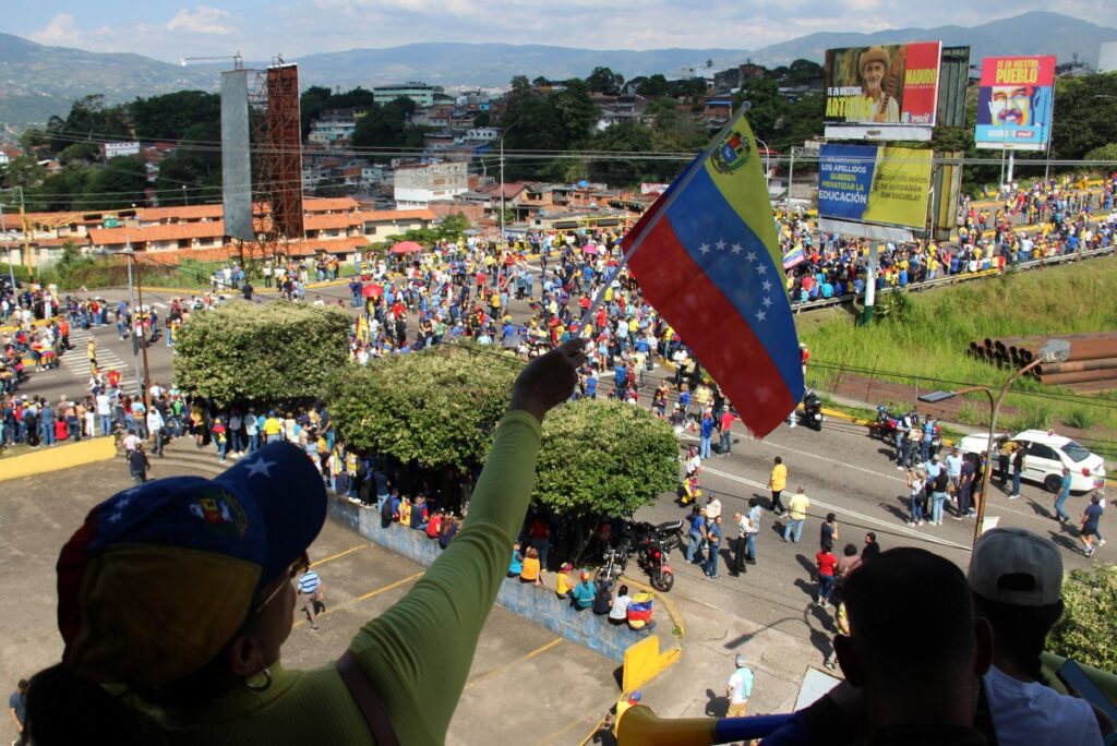 Si pidieran caracterizar lo que hoy #9Enero sucedió en Venezuela, yo tomaría dos frases de nuestro himno nacional: #GloriaAlBravoPueblo🇻🇪 El civilismo, la voluntad de un pueblo que expresó en cada rincón de nuestro país la otra fase del himno #AbajoCadenas🇻🇪