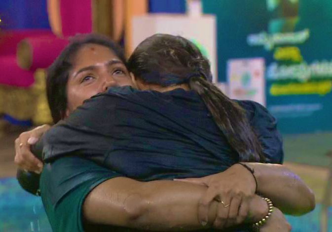 Kannada_BO's tweet photo. #BhavyaGowda is receiving immense praise for her outstanding performance in tasks, earning the title of “Task Queen.” She is arguably one of the most celebrated female contestants in Bigg Boss history for her excellence in tasks.

#BBK11 https://t.co/GGyDPzL4qn