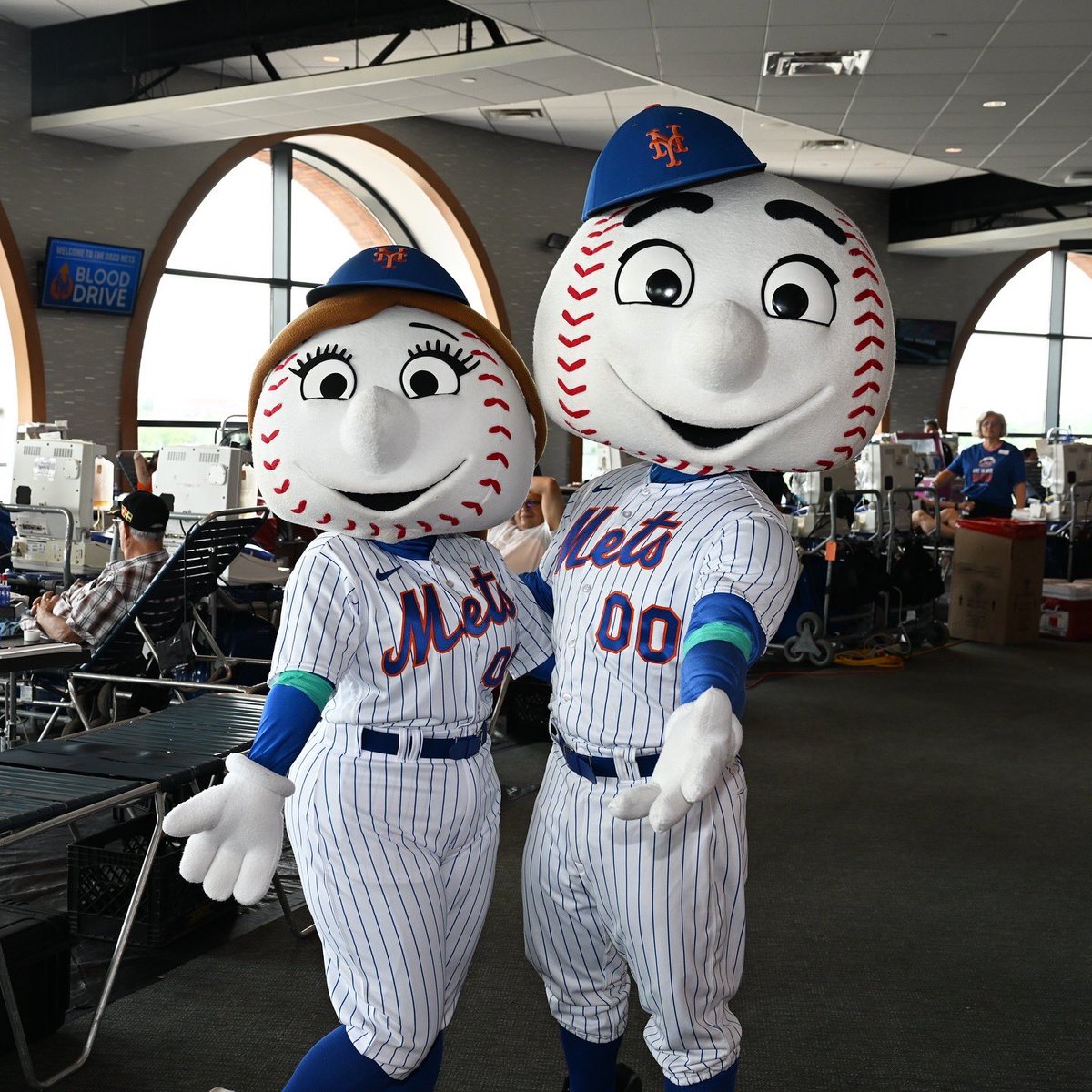 AmazinMetsFdn's tweet photo. We are less than 1️⃣ week away from the @Mets Winter Blood Drive and Mr. & Mrs. Met (@MrMet) are ready to donate and save lives!

📍 Piazza Club at @CitiField 
🕙 10:00 a.m. – 6:00 p.m. 
🚗 Free parking in Lots B & D 
🎫🎟️ All donors receive one voucher for two tickets to select Mets home games in 2025!

🔗 https://t.co/10WCsO7K8J