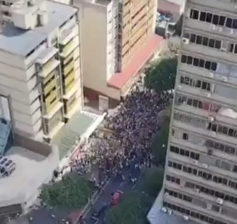 brealt's tweet photo. Fracassa mobilização golpista convocada para este dia 9, na Venezuela, por Maria Corina Machado e seus pares. Por ora, tranquilidade em Caracas, com o chavismo marchando pelas ruas e preparando posse de Nicolás Maduro. Muitas delegações estrangeiras presentes. Momento histórico. https://t.co/oKC1S2MuAc