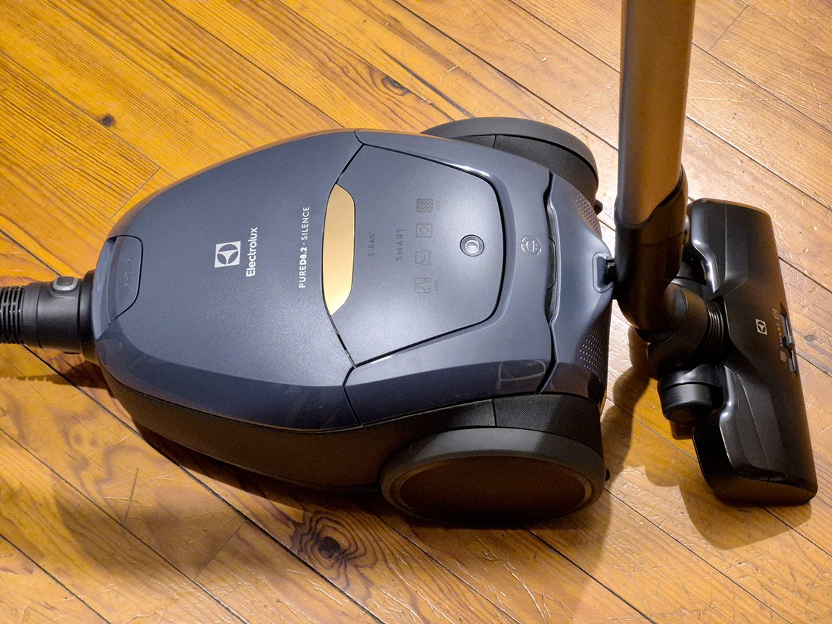Climaxe_fr's tweet photo. J'ai acheté un aspirateur traineau Electrolux Pure D8.2 Silence et j'en suis absolument ravi ! Je vous le présente en test ici : https://t.co/ryJRWt2OUM #climaxe #electrolux #electroluxpured82 #aspirateurtraineau #aspirateurelectrolux https://t.co/MMu99Cskma