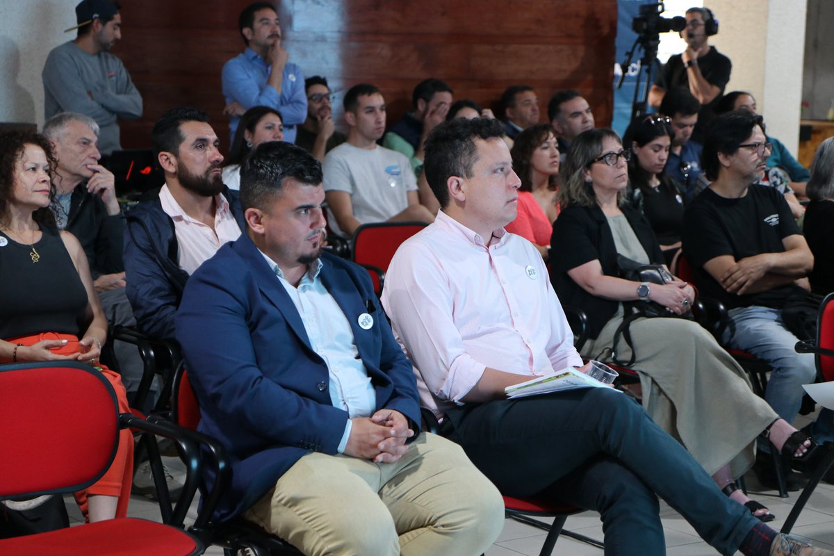 FOSIS_Chile's tweet photo. Esta mañana en Valparaíso el director nacional, Nicolás Navarrete, participó en el lanzamiento de los desafíos de la convocatoria #InnovaFOSIS 2025.

Pronto comenzará el proceso de postulación para que la sociedad civil y la academia presenten sus propuestas. https://t.co/aYEJ2EBGyO