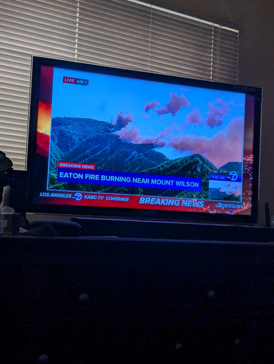 If you're from #LA and always wanted to know what antennas are on the mountain #mountWilson it's currently on fire. #preyforLA