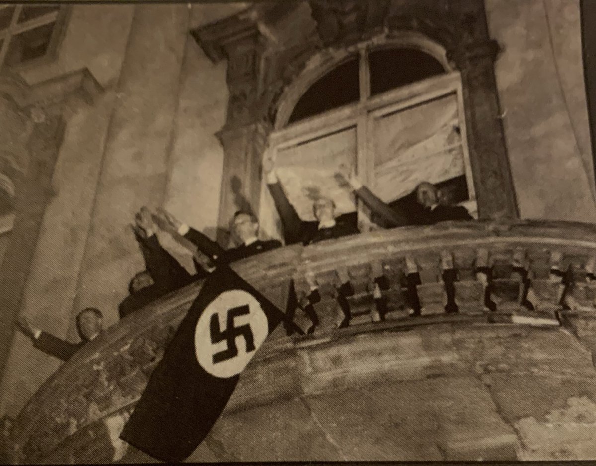 Als im März 1938 die Nazis die Macht in Österreich übernahmen, war der spätere erste FPÖ-Obmann zur Stelle (rechts im Bild: Anton Reinthaller am Balkon des Kanzleramts). In jener Nacht gab es viele antisemitische Übergriffe.Tags darauf marschierte die Wehrmacht in Österreich ein.