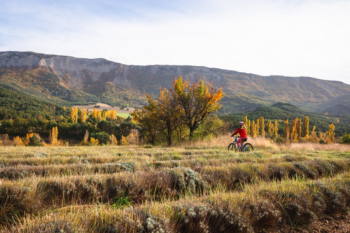 Voyage d’automne à vélo au cœur des Baronnies provençales, à la rencontre des artisans et producteurs : éloge de la douceur, de l’ancrage et de l’authenticité, entre montagne et midi. 🍁🚲🌞
Reportage à lire ici ➡️ itinera-magica.com/voyage-velo-au… 📸 <a href="/Foehn_Photo/">Marion C. 🦊</a> 📍 <a href="/pnr_baronnies/">BaronniesProvençales</a>