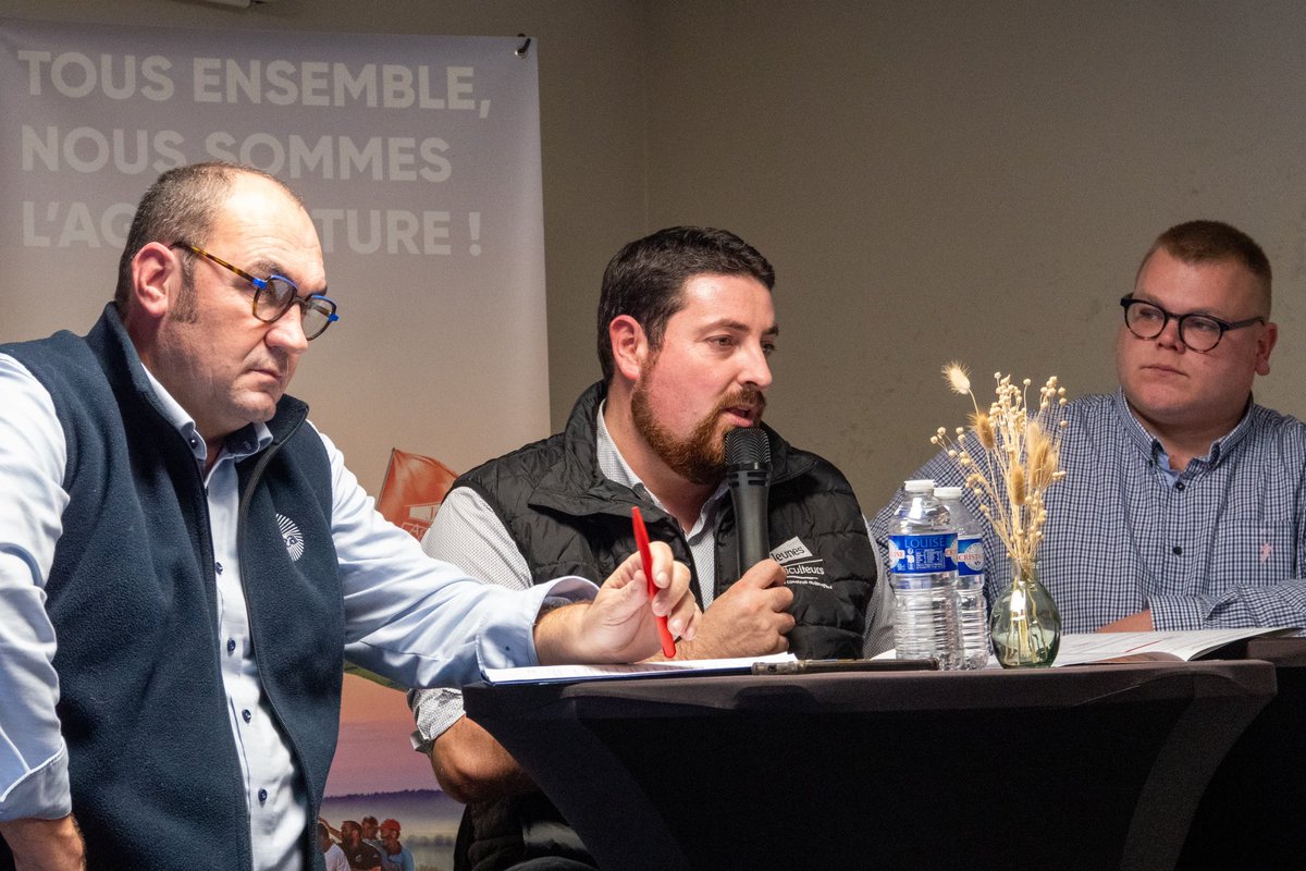 🟢🔴 #JeunesAgriculteurs et <a href="/FNSEA/">La FNSEA</a> du Pas-de-Calais ont invité <a href="/TranquardCedric/">Cédric Tranquard</a> et <a href="/AlexisRoptin/">Alexis Roptin</a> pour leur soirée électorale. Échanges sur les 6 axes de notre projet. Des dizaines d’agriculteurs et agricultrices ont bravé la neige pour manifester leur soutien ❄️💪👨‍🌾👩‍🌾