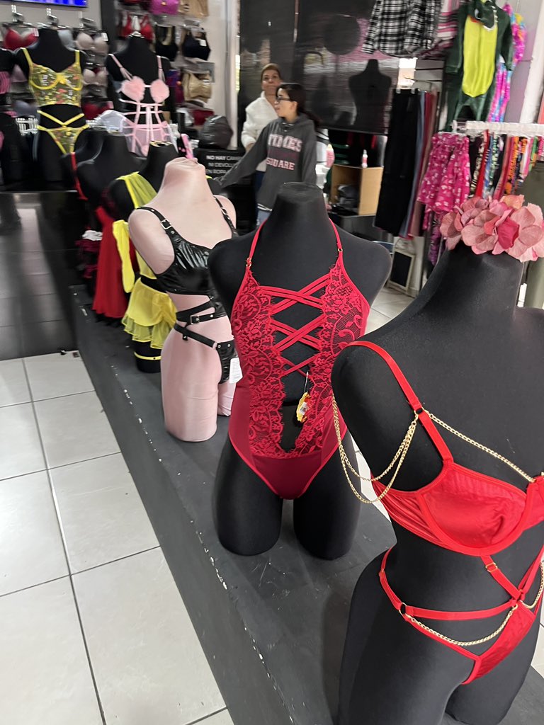 Andamos comprando nuevas cositas para nuestras próximas convivencia con tod@s ustedes! 

Alguna pareja o chica sola o con permiso que quiera modelarnos? Nosotros se lo compramos!